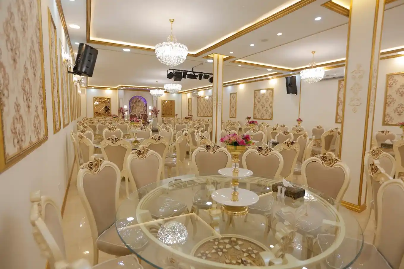 نمایی از تالار مجلل قصر امیران در تهران