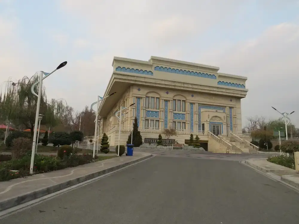 نمایی از رستوران و تالار پذیرایی هویزه در تهران