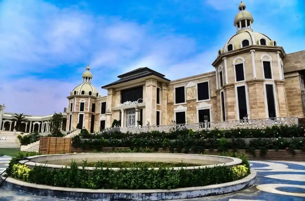 برگزاری مراسم عروسی در باغ عمارت فاخر، تهران
