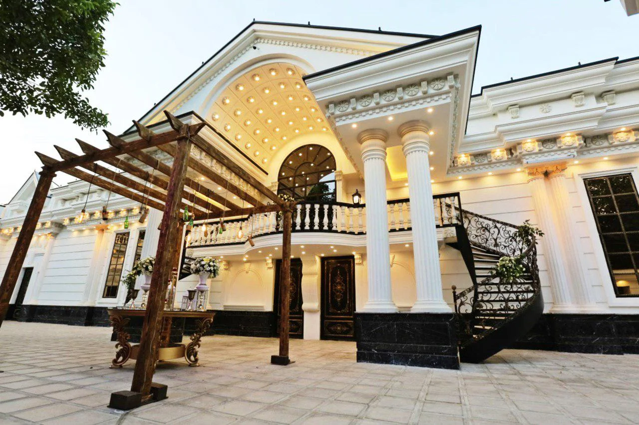 مراسم عروسی در باغ عمارت تک درخت در تهران