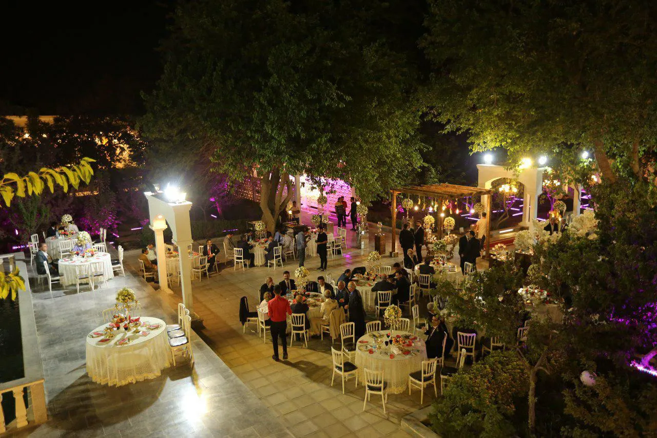 باغ عمارت تک درخت محل برگزاری عروسی در تهران