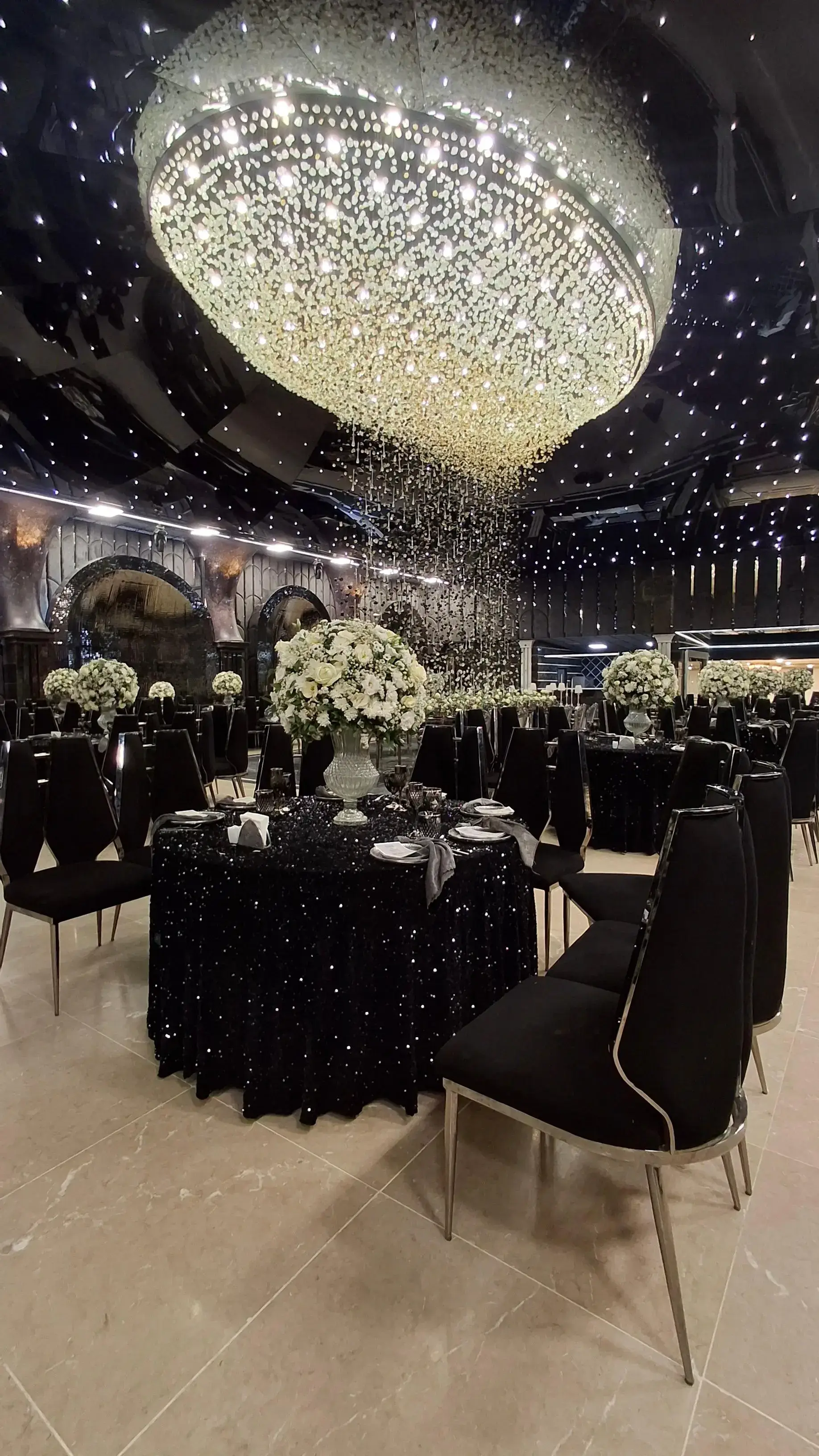فضای مجلل باغ عمارت دربار در تهران